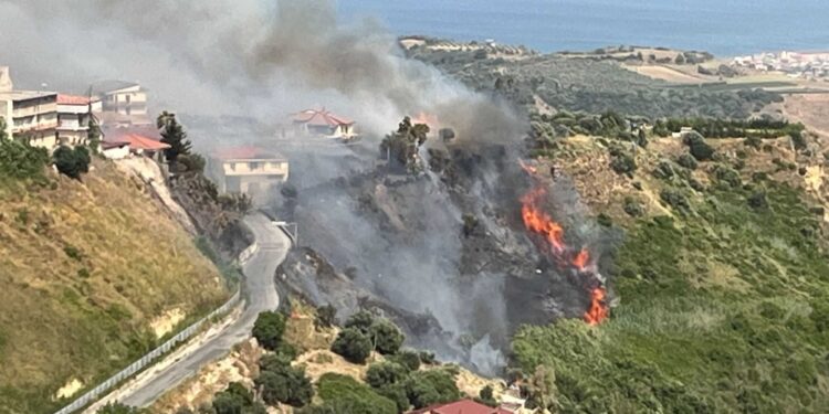 Fiamme hanno raggiunto le case a Strongoli e a Crucoli