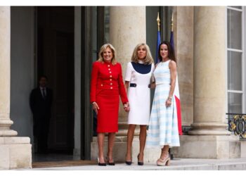 Ricevuta all'Eliseo con la figlia Ashely da Brigitte Macron