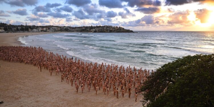 L'artista Usa ha giù ripreso folle oceaniche senza veli a Sydney