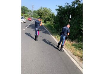 L'uomo stava camminando sul ciglio della strada