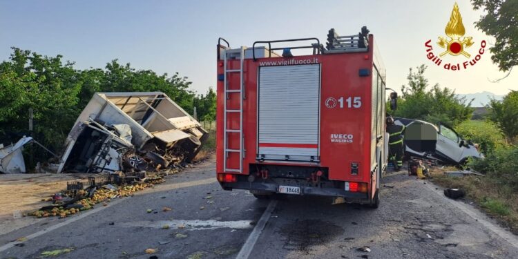 I Vigili del fuoco hanno dovuto liberarli dalle lamiere