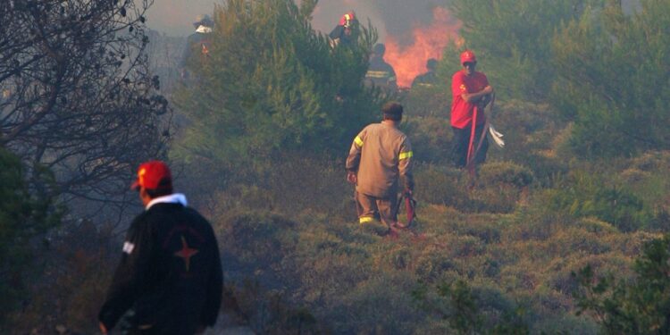 Residenti e turisti allontanati dal zone del fronte del fuoco