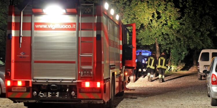 Nel Cremonese. L'auto ha squarciato la casa e ha preso fuoco