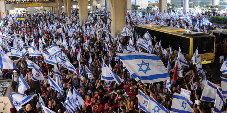 Migliaia di dimostranti all'aeroporto di Tel Aviv