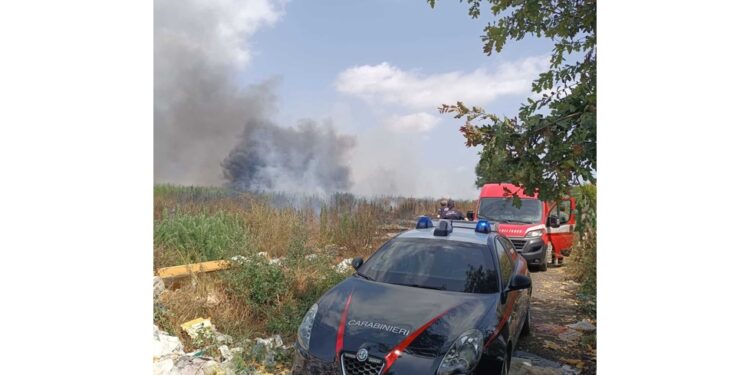 In fiamme cumuli di rifiuti