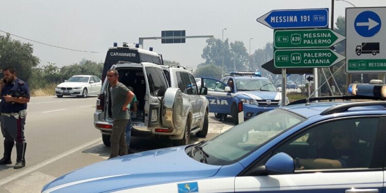 Auto si ribalta e viene centrata da altre due