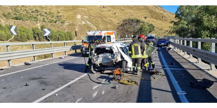 Ferita trasportata in elisoccorso all'ospedale Sant'Elia