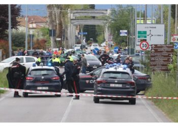 L'uomo era sotto casa della ex a Padova. Entrambi gravi