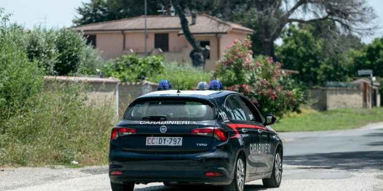 Pomeriggio di follia di un uomo poi arrestato dai Carabinieri