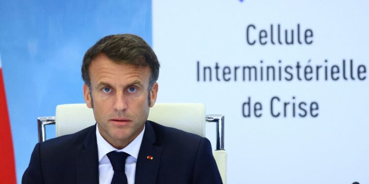 Macron con ministri dell'Interno e della Giustizia