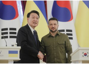 Il presidente sudcoreano a Bucha e Irpin constata orrori russi