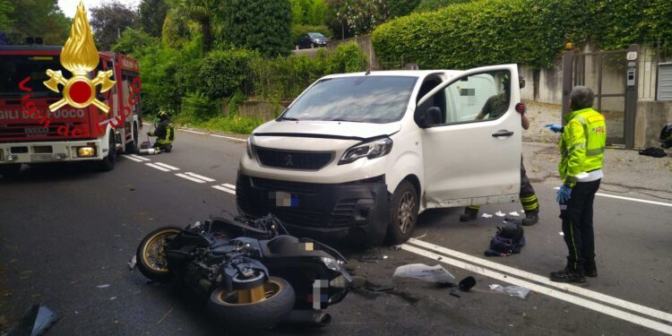 Incidente tra auto e moto in via Oltrecolle