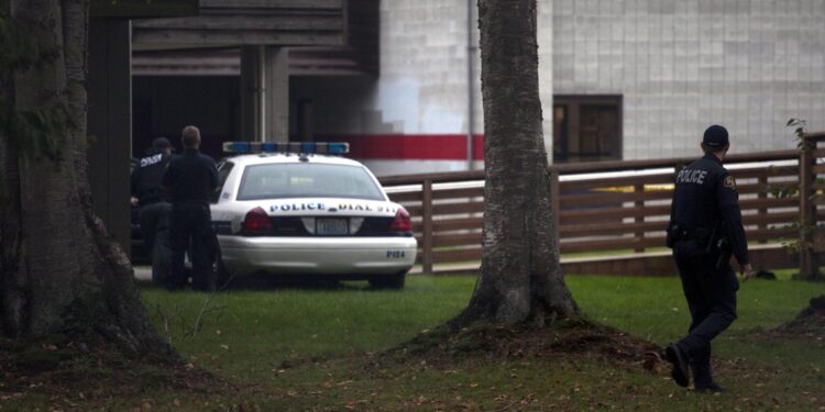 Appello della polizia agli studenti a 'restare al sicuro'