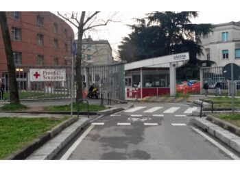 La 42enne è stata portata a Niguarda in gravi condizioni