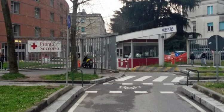 La 42enne è stata portata a Niguarda in gravi condizioni