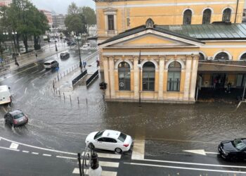 Cittadini e turisti al riparo nei caffè