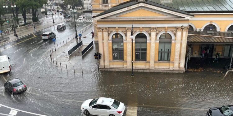 Cittadini e turisti al riparo nei caffè