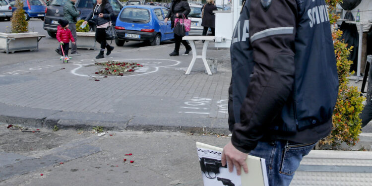 Ventiquattrenne raggiunto da colpi di pistola