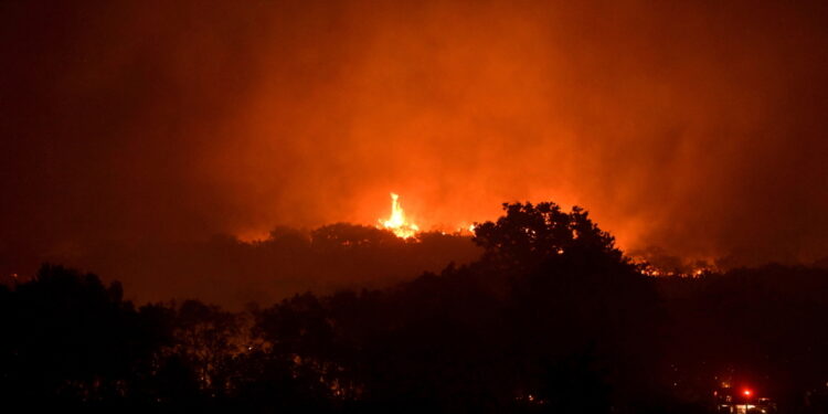 Fiamme favorite da venti; evacuati in Tracia 12 insediamenti