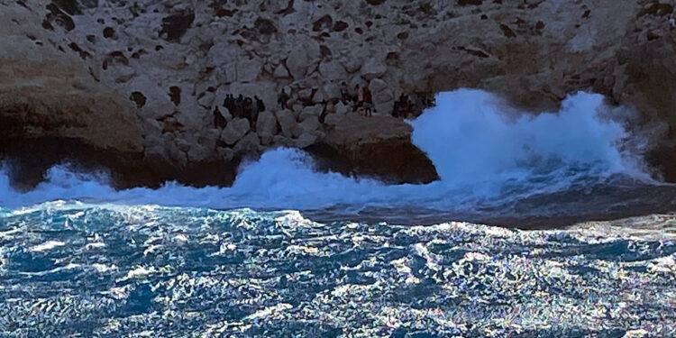 Seconda notte in attesa che si plachi il mare in tempesta