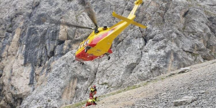 Incidente a 2.700 metri sulla cresta ovest del Campanile Alto