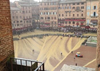 Acquazzone su piazza del Campo rende pista di tufo impraticabile