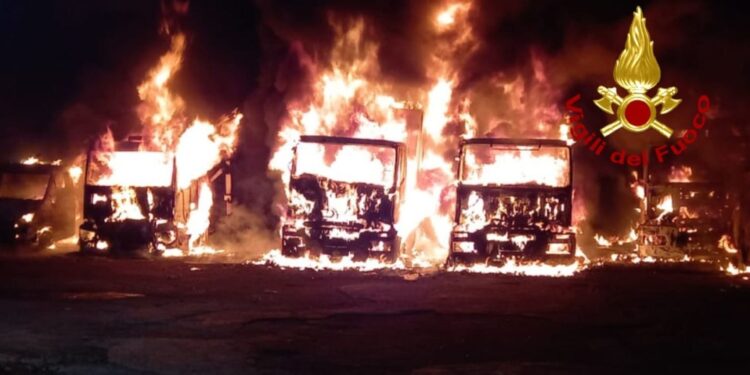 I vigili del fuoco intervengono per domare le fiamme