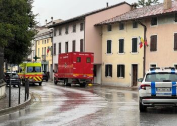 Evacuati anche i negozi della zona