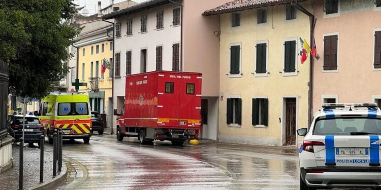 Evacuati anche i negozi della zona