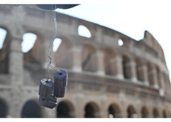 Nei video dei turisti giorni fa topi all'esterno del monumento