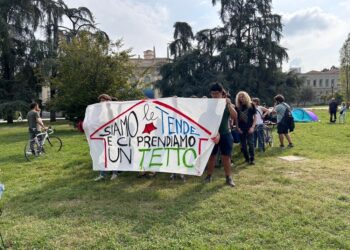 Piccolo corteo di 'Tende in piazza' partito dal Politecnico