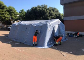 Protezione civile monta 10 strutture in una scuola elementare