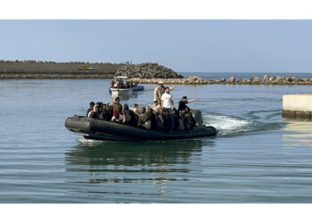 'Come guardie costiere soccorritori civili svolgono salvataggio'