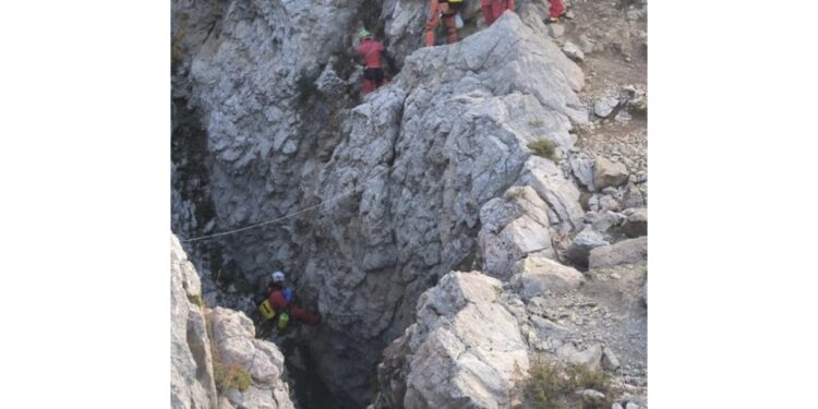 Sei tecnici italiani hanno raggiunto lo speleologo statunitense