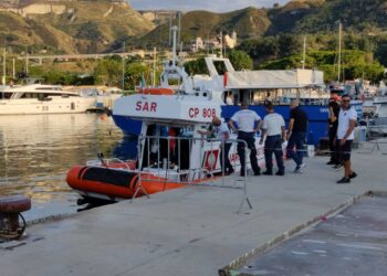 Donna era in vacanza in Calabria col marito. Indaga Capitaneria