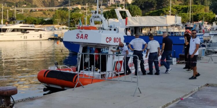 Donna era in vacanza in Calabria col marito. Indaga Capitaneria