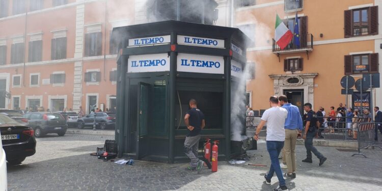 Incendio scoppiato durante i lavori per ristrutturare il chiosco