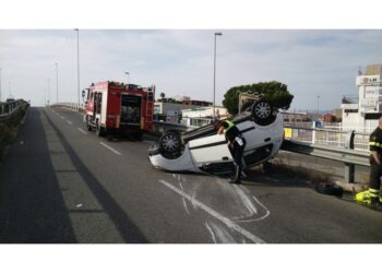 Anche due feriti gravi.Erano tutti su un'auto che si è ribaltata