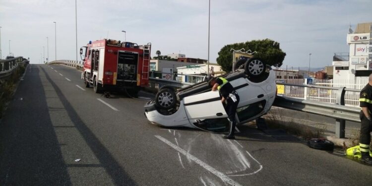 Anche due feriti gravi.Erano tutti su un'auto che si è ribaltata