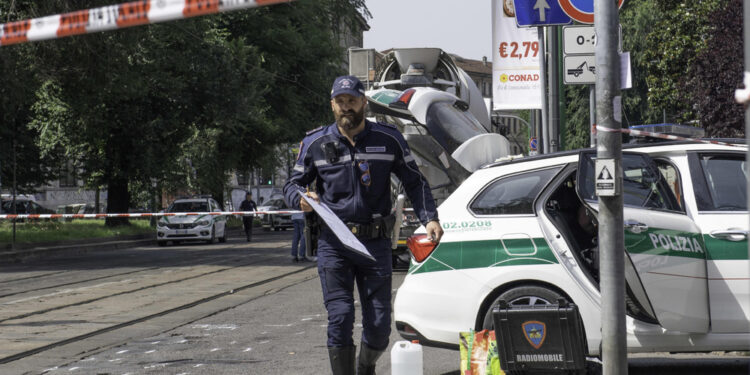 A Milano ventottenne stava attraversando fuori dalle striscie