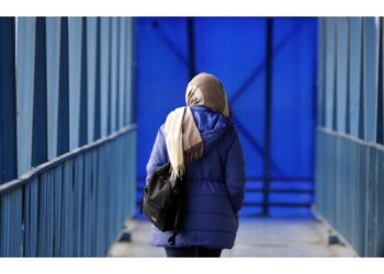 Donne protestano per Mahsa in carcere bruciando l'hijab