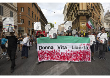 Un migliaio in piazza: 'Il regime ci teme'