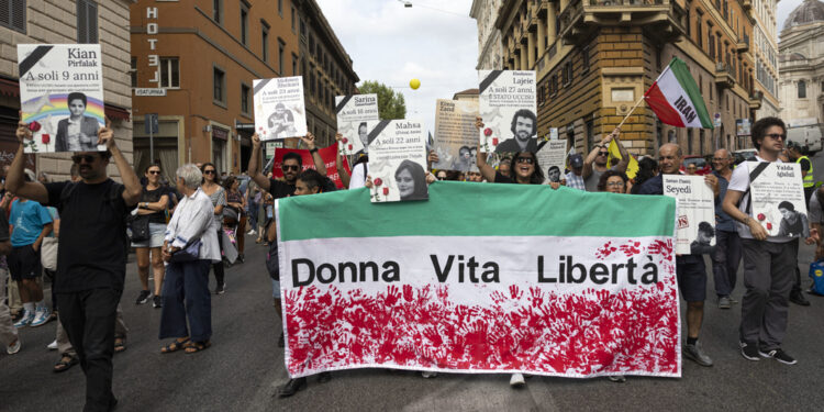 Un migliaio in piazza: 'Il regime ci teme'