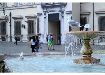 Simbolo di avvicinamento dei palazzi della politica alle persone