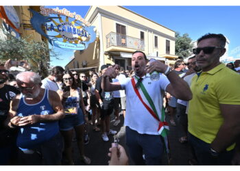 In testa ai manifestanti il vicesindaco della Lega