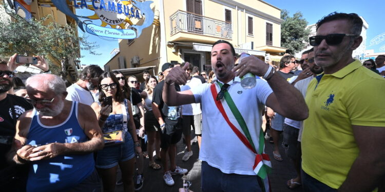 In testa ai manifestanti il vicesindaco della Lega