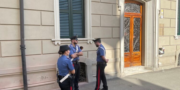 Carabinieri al lavoro per comprendere le ragioni della strage