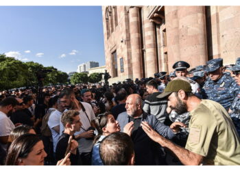 Tra agenti e manifestanti