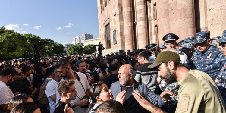 Tra agenti e manifestanti