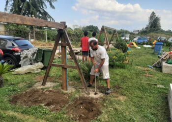 "Vogliamo solo normalità". Volontari istallano delle giostrine